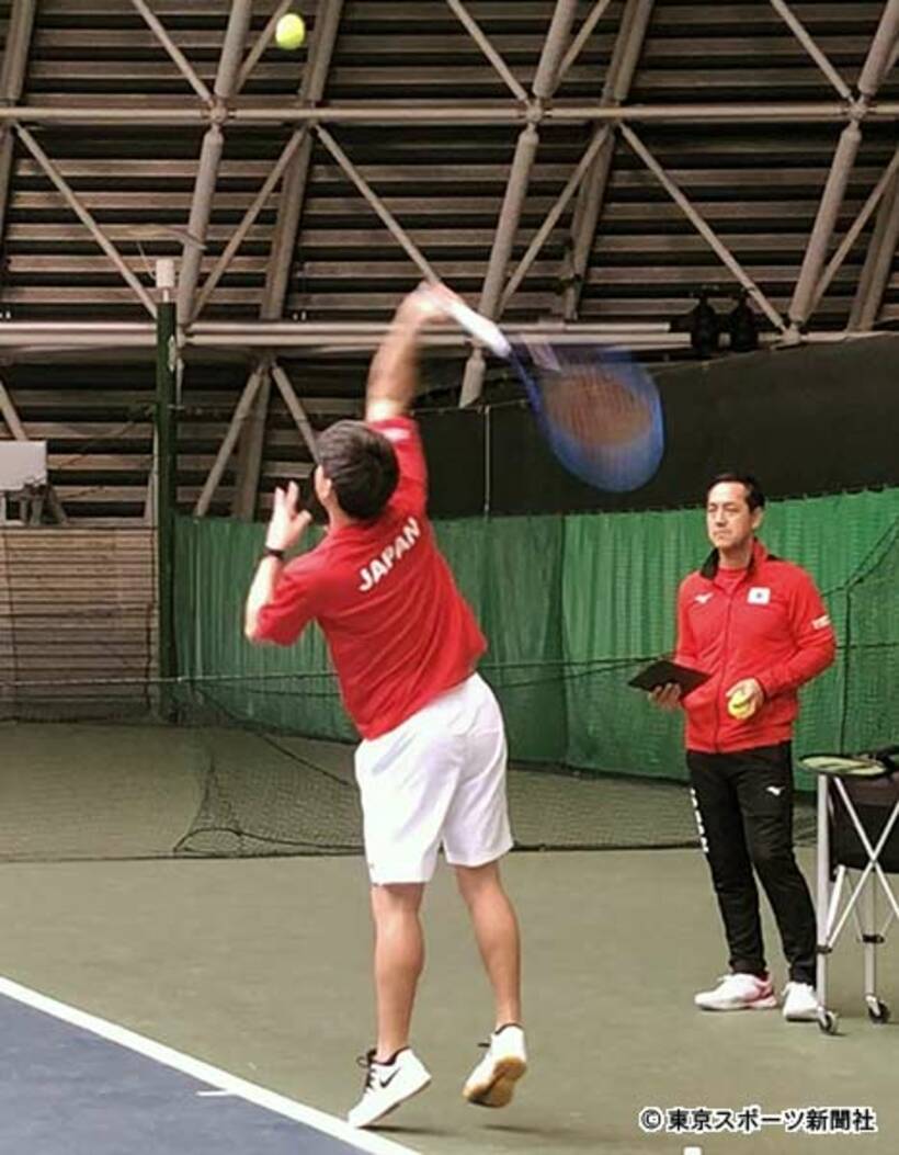  高田コーチ（右）が錦織のフォームをチェック