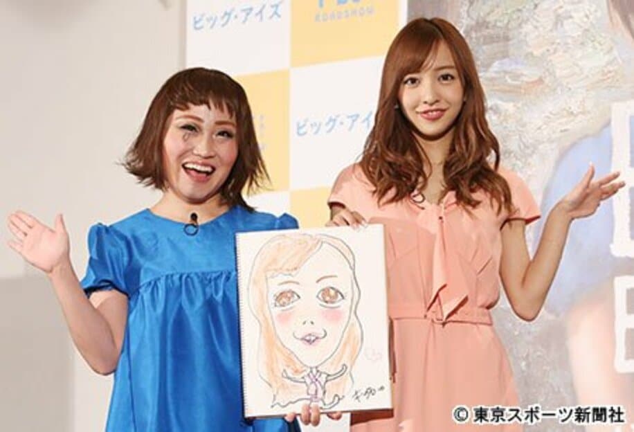 板野友美（右）の似顔絵を描いたキンタロー。