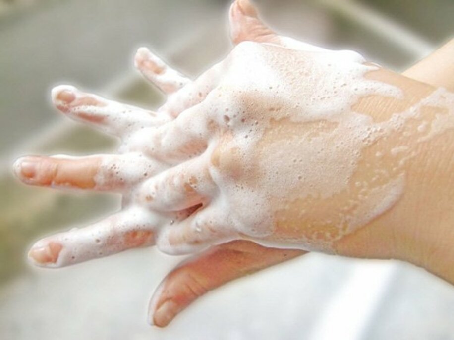  食材に触れる前にも手の洗浄は必須だ（写真はイメージ）