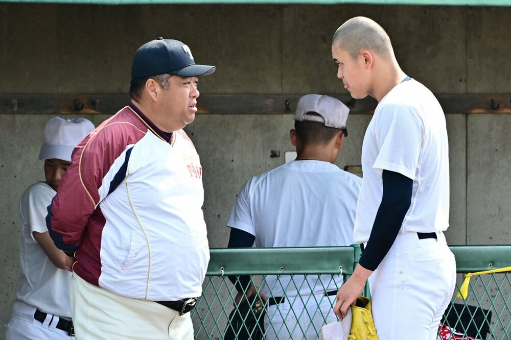 大阪桐蔭・西谷浩一監督の話を平身低頭で聞く川本晴大投手