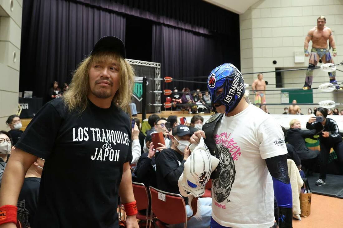 引き上げる内藤哲也とBUSHI