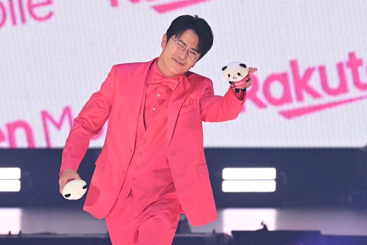 ガールズアワード】藤森慎吾がピンクスーツで登場 娘の携帯は「25歳