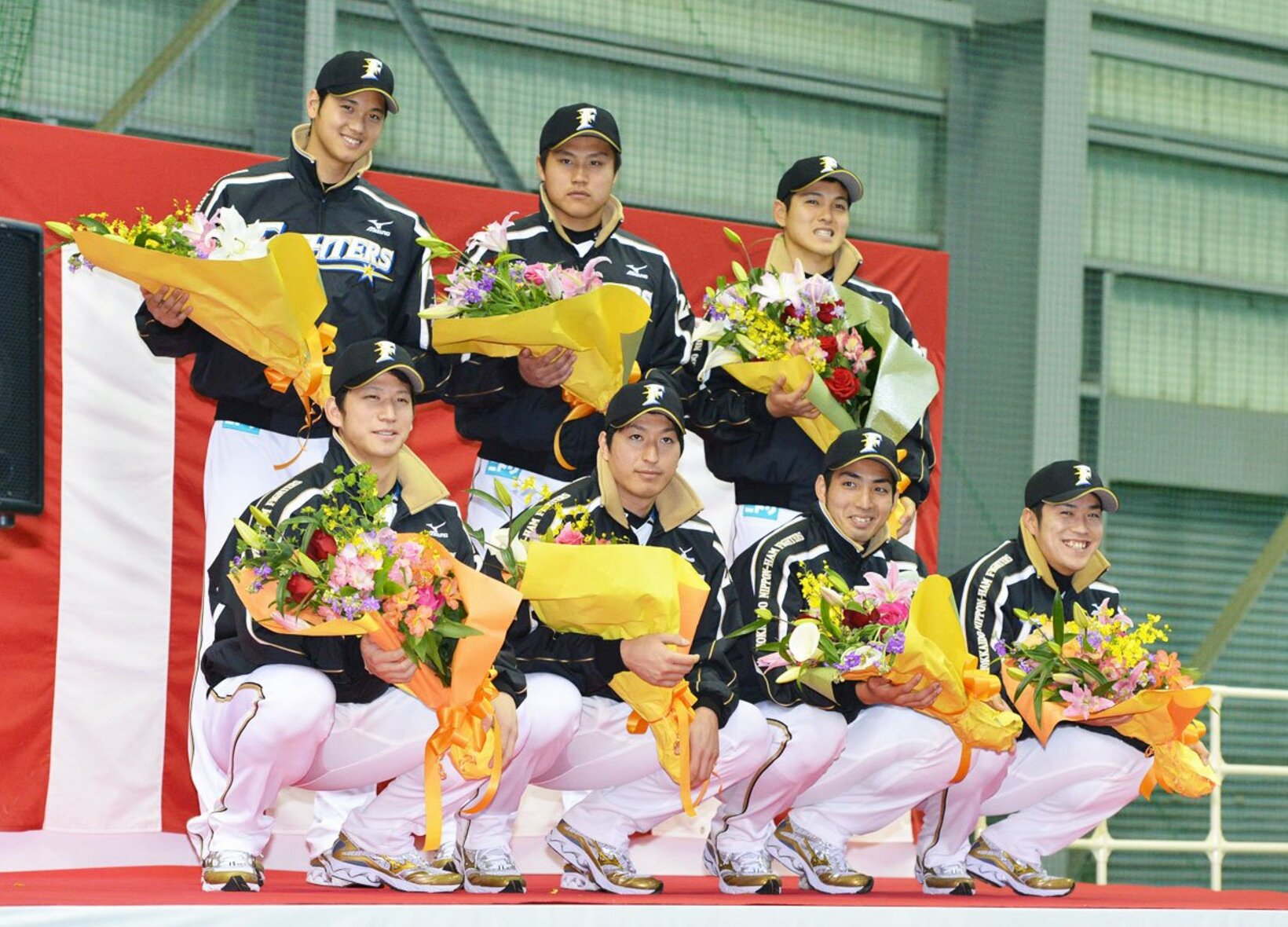 日本ハム時代、大谷翔平(左上)と同期だった新垣勇人氏（前列左から２人目＝２０１３年）