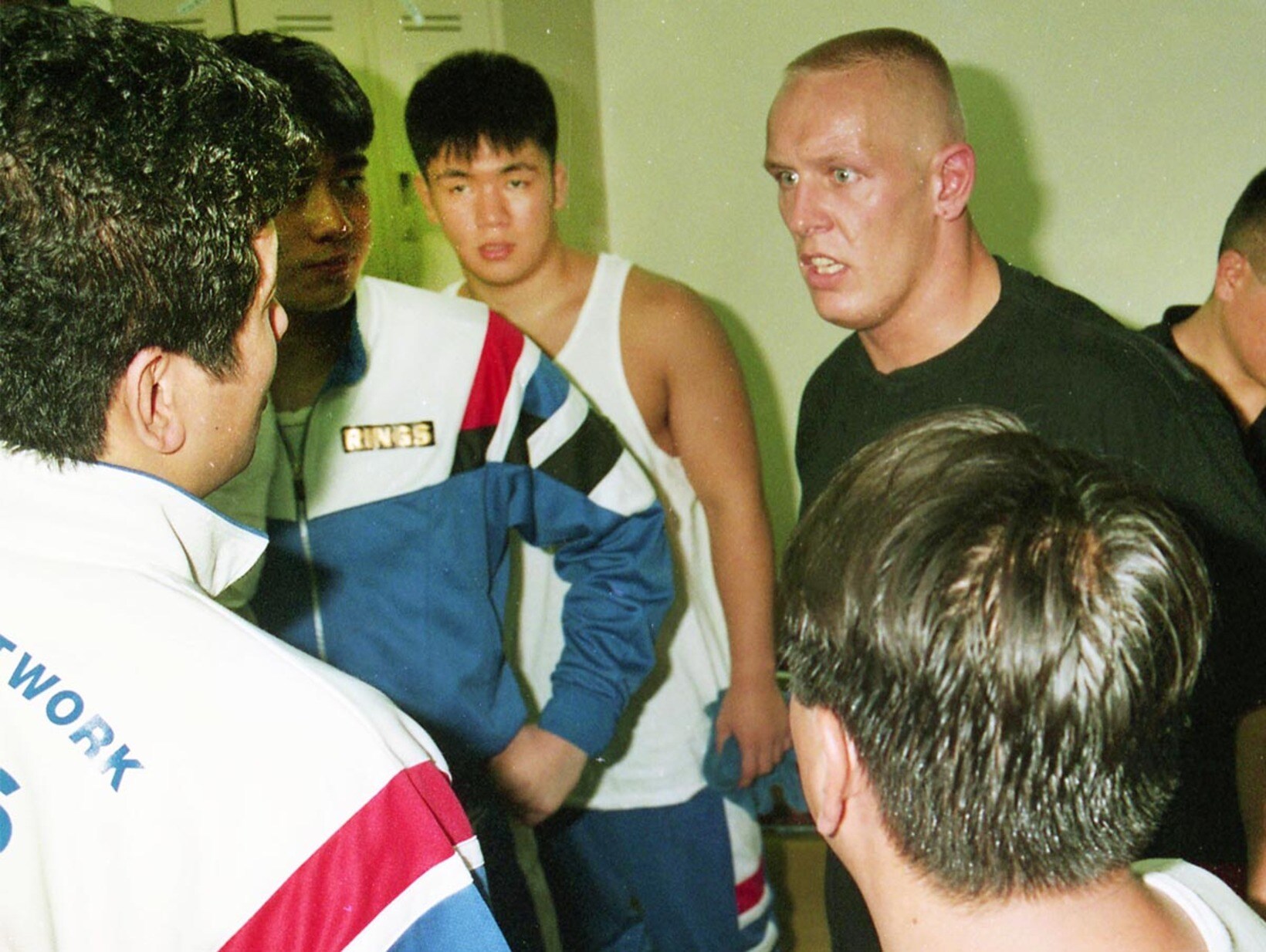 時間をおいて話し合いを持った前田（左手前）を睨みつけるフライ（１９９４年７月、大阪）