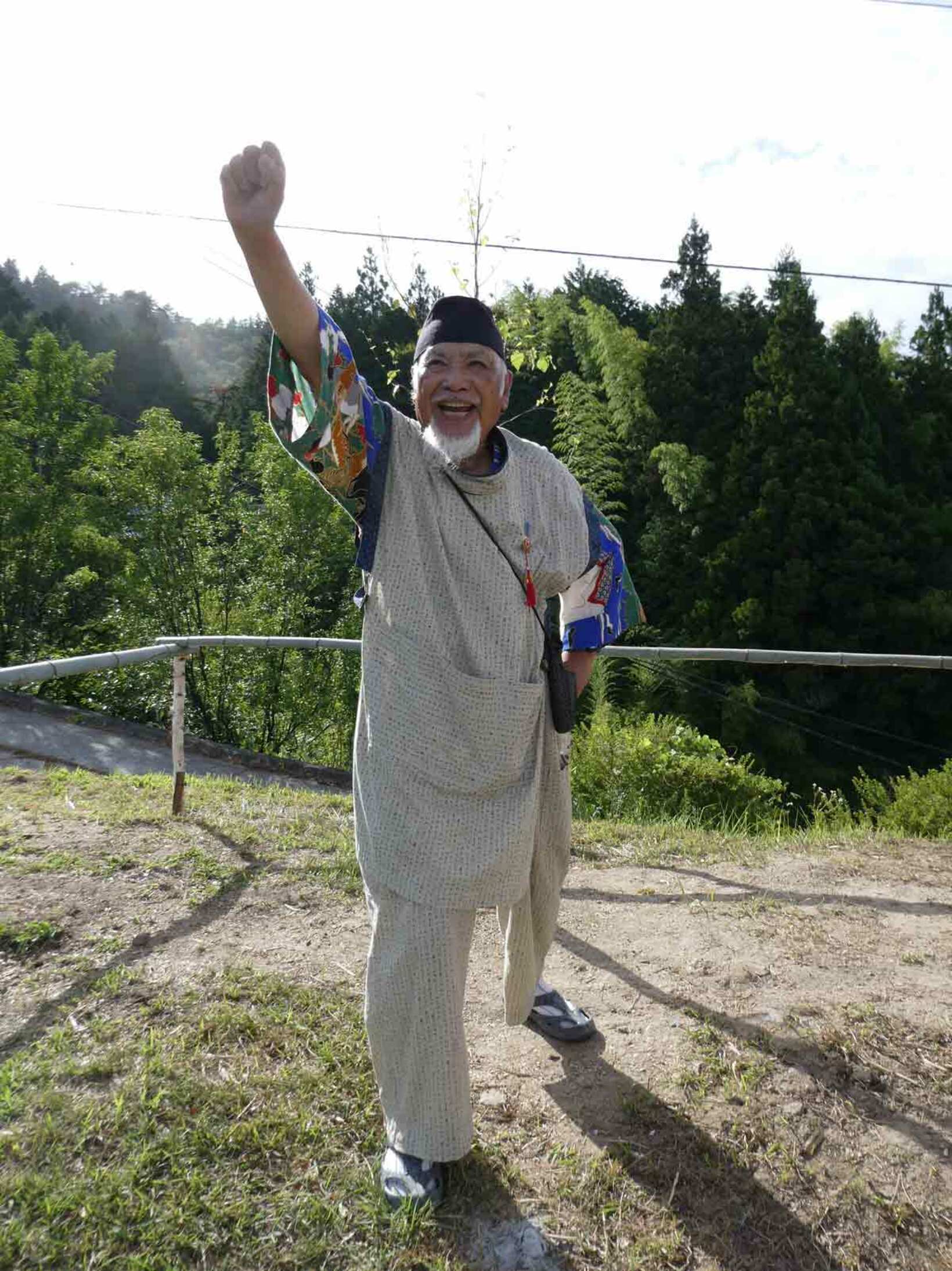 力強く右拳を振り上げ、将来建立する像をイメージする佐藤氏