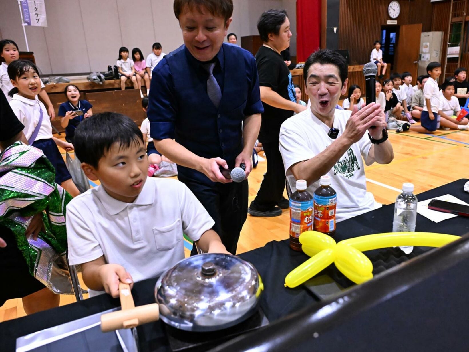 ゴングを鳴らす誕生日の子供に拍手する宮根誠司（右）