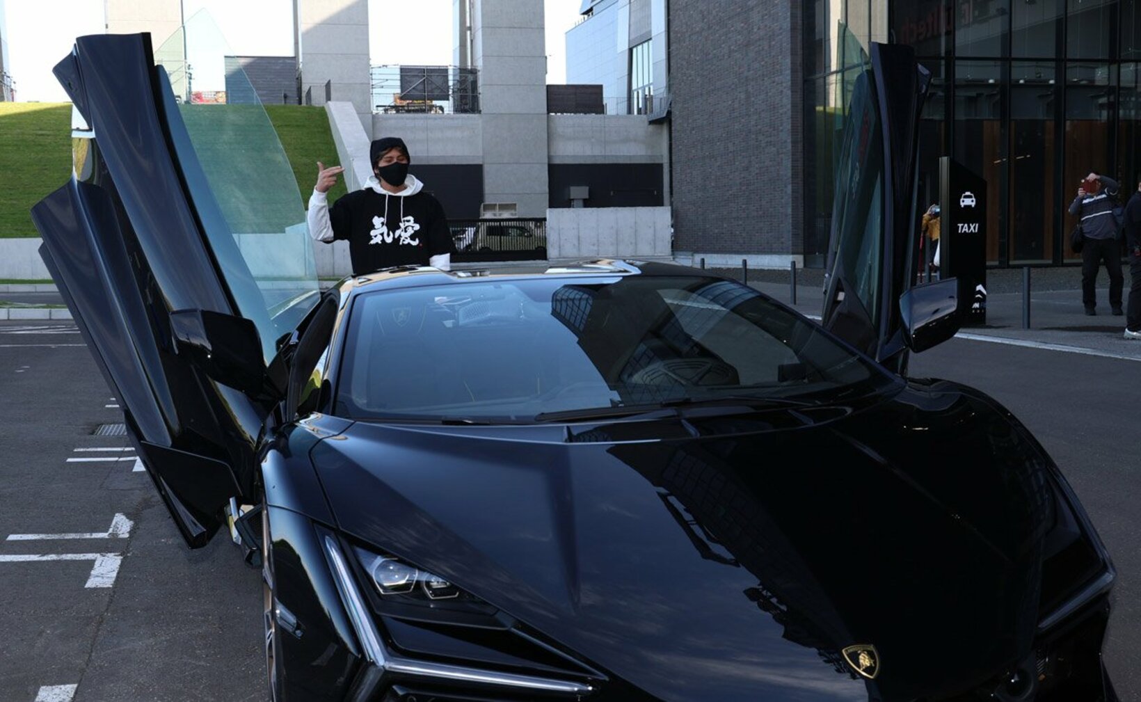 スーパーカーで球場入りした新庄剛志監督