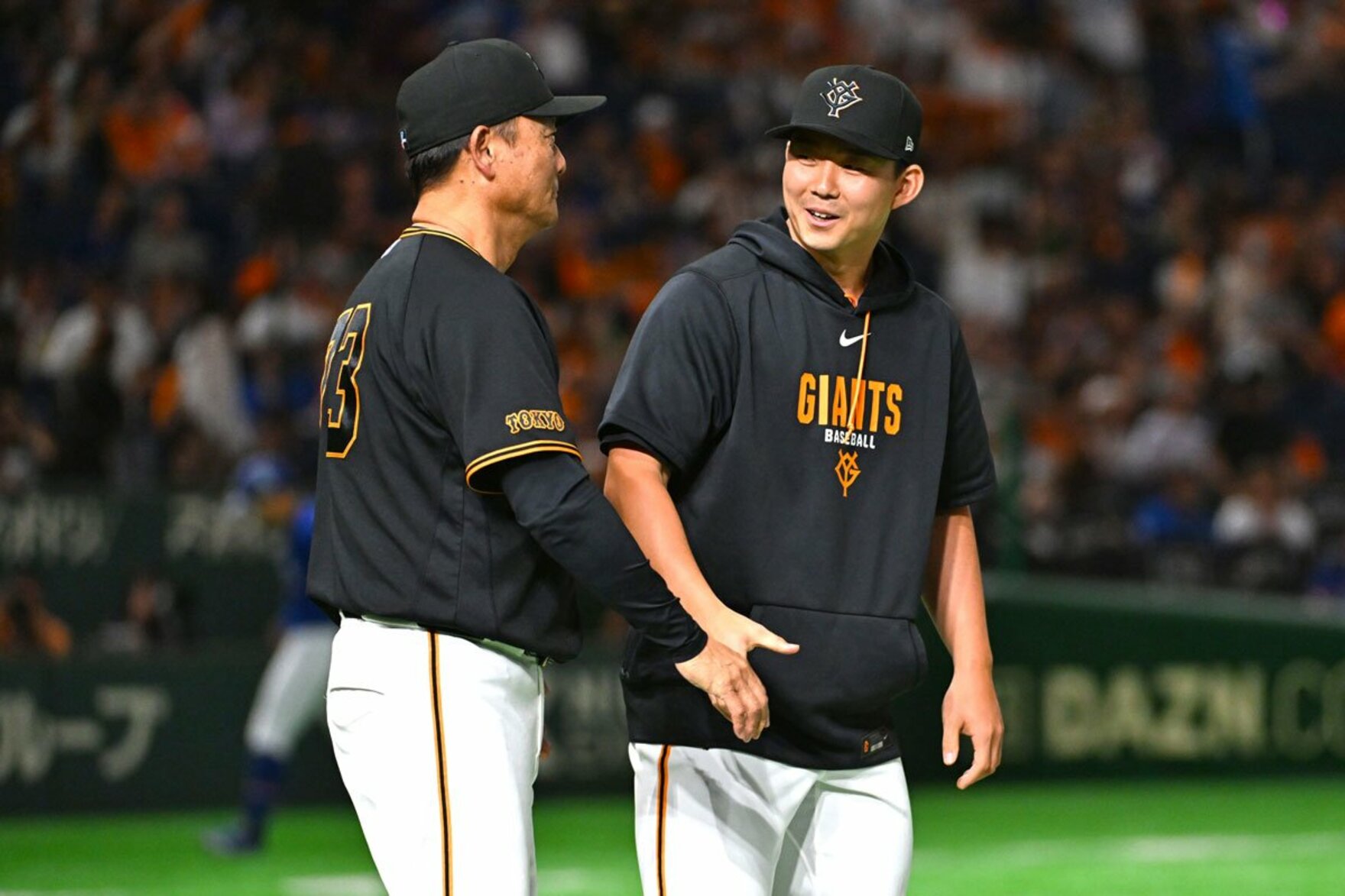勝利し、小笠原（右）に握手を求める橋上監督代行