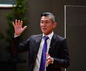 高野山大学で行われたイベントに出席した「笑い飯」哲夫