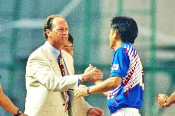 結果を残せなかったファルカン監督。右はカズ（９４年５月）