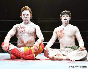  宮原と小仲（右）は座禅を組んだ