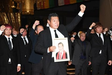アントニオ猪木さんの一周忌法要に参列した元暴走王・小川直也氏(中)