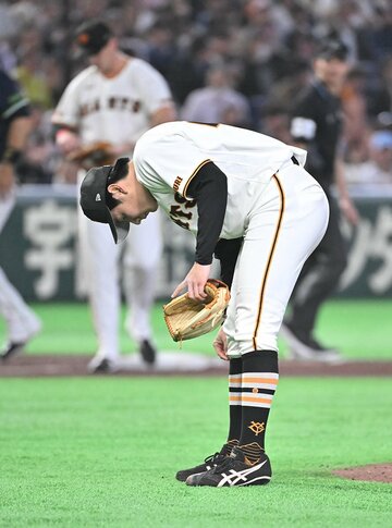 転倒後、足を気にする巨人・竹丸和幸