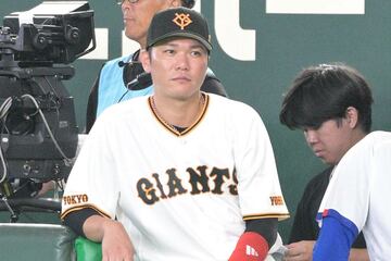 試合を見つめる坂本勇人