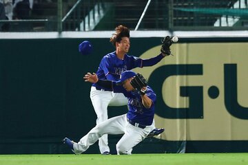 ６回、阪神・佐藤輝明の打球を追って交錯した中日・細川成也(手前)と花田旭