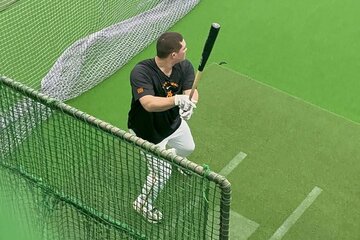 骨折後、初めて両手で打撃練習を行うリチャード