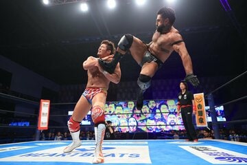 モロニーに敗れた上村優也(左)