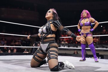 白川未奈(右)の胸ふりポーズをマネるビバ・ヴァン（©All Elite Wrestling）