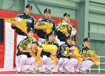 日本ハム時代、大谷翔平(左上)と同期だった新垣勇人氏（前列左から２人目＝２０１３年）