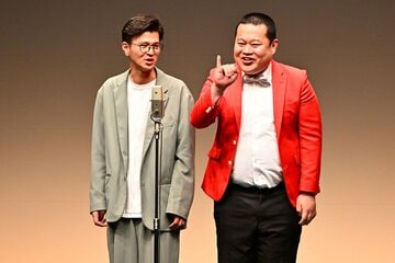 モグライダー芝（左）、ともしげ