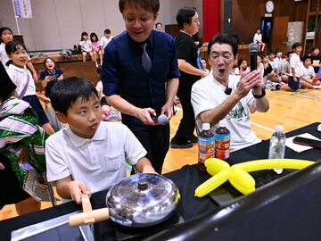 ゴングを鳴らす誕生日の子供に拍手する宮根誠司（右）