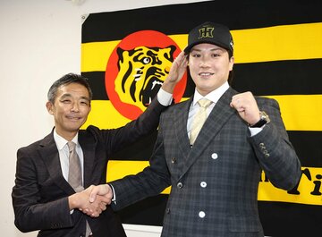 阪神入団会見に出席した伏見寅威(右)。左は竹内球団副本部長