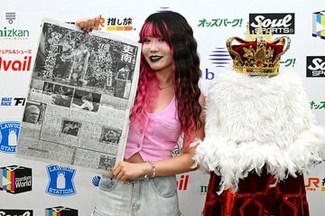 ５★STAR GP優勝の報じる東スポ紙面を手に、笑顔の吏南
