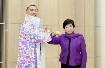  オカダ・カズチカと小池都知事（東京都提供）