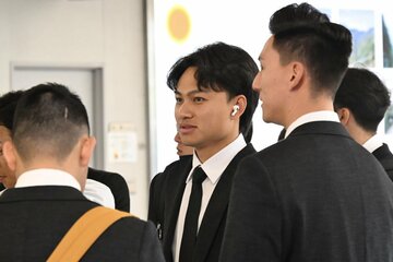 台湾遠征で母国へ向けて出発するソフトバンク・徐若熙(中)