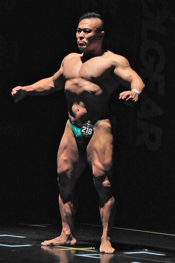 ポーズを決める濱村啓志