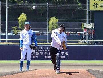 始球式に登場した古木賢（©Ｈ．Ｎ．Ｆ．）