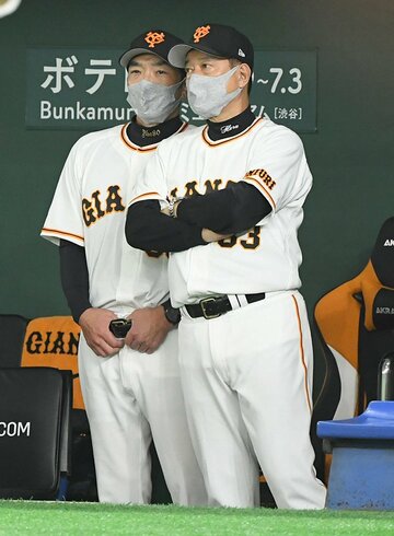  難しい表情で阿部コーチ(左)と話す巨人・原監督（東スポWeb）