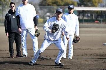 投内連係に参加する大関友久