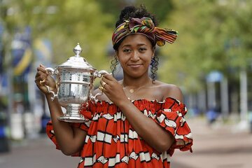  快挙から一夜明け、ドレス姿の大坂は優勝カップを手にニッコリ（ＡＰ