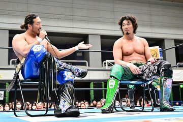 試合後に公開討論を行う辻陽太（左）とジェイク・リー