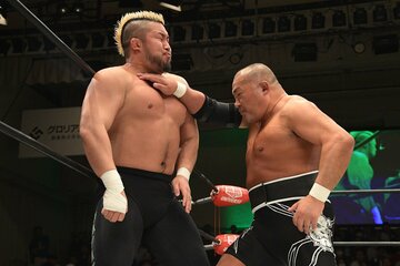 マサ北宮（左）に逆水平チョップを打ち込む石井智宏