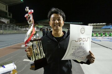 石田拓真が望外の優勝を飾り中京スポーツからトロフィーが送られた