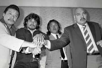 凱旋帰国後の会見で（左から）アニマル浜口、谷津嘉章、長州力、キラー・カーン（83年10月）