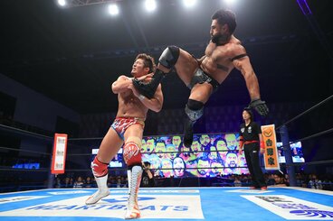 モロニーに敗れた上村優也(左)