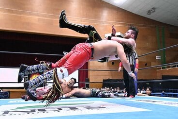 ジーンブラスターでカラム（右）を仕留めた辻