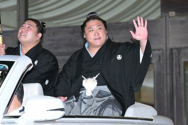 優勝パレードで声援に応える若隆景(右)