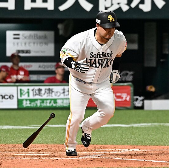 ４回二死一、二塁で一飛に倒れたソフトバンク・山川穂高