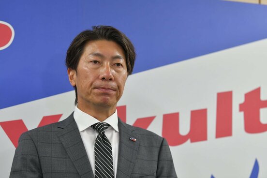会議後取材に応じるヤクルト・高津監督