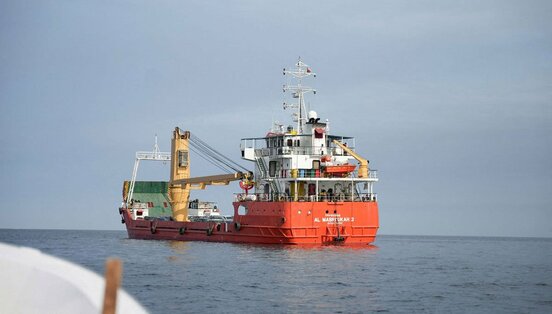 ホルムズ海峡を航行する船舶（ロイター）