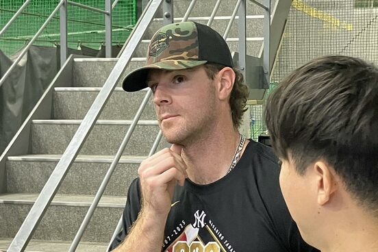 報道陣の取材に応じた巨人のトレイ・キャベッジ外野手