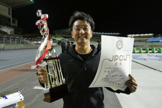 石田拓真が望外の優勝を飾り中京スポーツからトロフィーが送られた