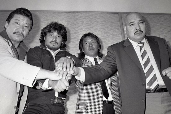 凱旋帰国後の会見で（左から）アニマル浜口、谷津嘉章、長州力、キラー・カーン（83年10月）