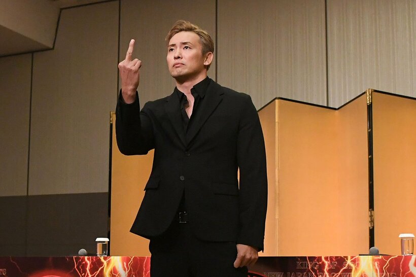 会見に登場したオカダ・カズチカ