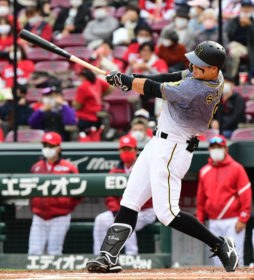  先制３ランを放った阪神・佐藤輝（東スポWeb）