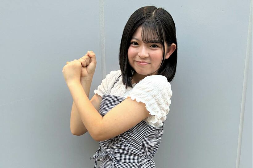 バッティングポーズをするHKT48の安井妃奈